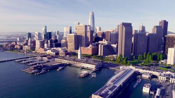 旧金山空中城市景观轨道飞越海湾