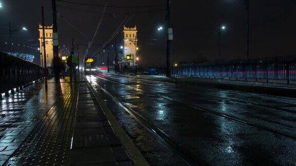 黑暗的华沙雨夜的时间流逝