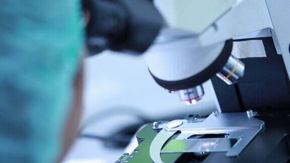 研究人员在实验室里观察显微镜