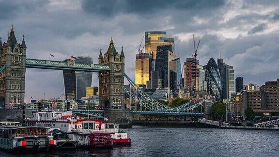 伦敦市中心的伦敦塔桥和金融玻璃办公楼河岸上拥挤的通勤者行走和交通的延时镜头