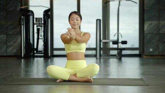 美丽的亚洲女孩在健身房做瑜伽的姿势健康锻炼健康