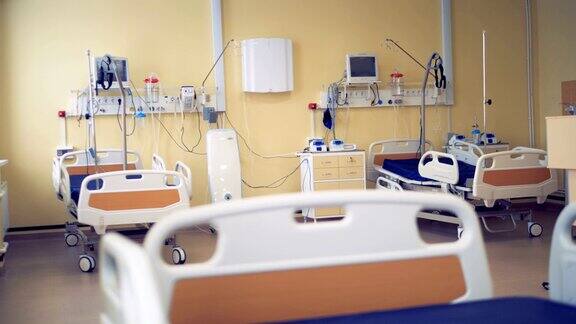 设备齐全的医院病房有三张病床