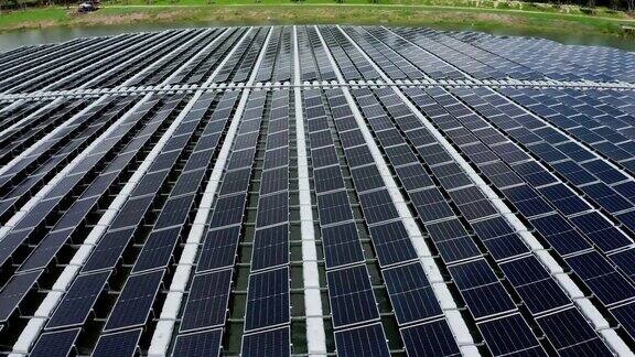 从空中俯瞰的太阳能电池板一排排的多晶硅太阳能电池或漂浮在水面上的太阳能发电厂的光伏电池