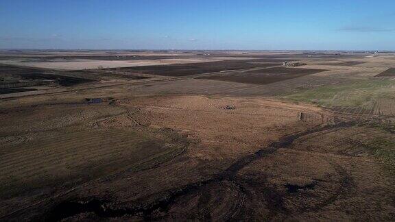 北达科他州春季田野的全景鸟瞰图无人机视频与向后相机运动