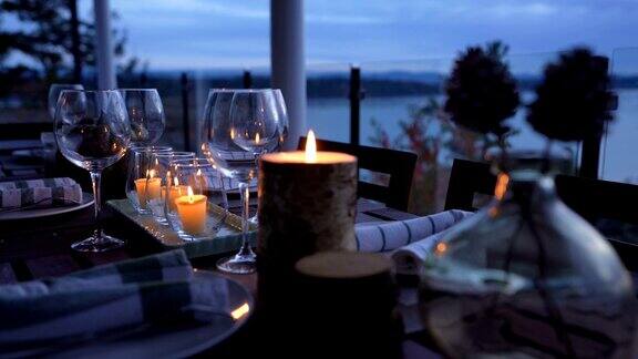 日落时分浪漫的海边餐厅