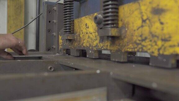 自动金属剪切割钢在一个工业工厂内