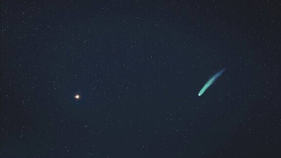 陨落的彗星在夜空的背景超级失效