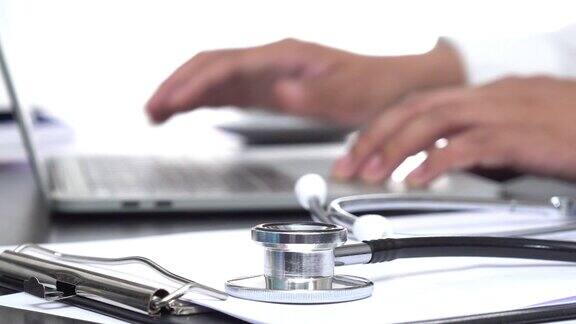 医生在医院使用笔记本电脑输入医疗保健数据记录研究结果