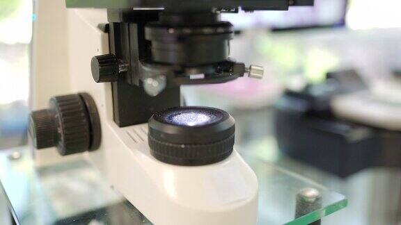 实验室里的现代显微镜