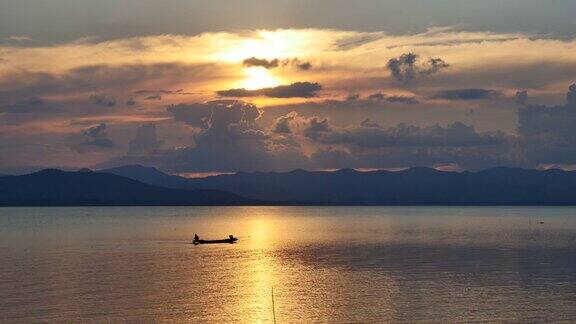 泰国水库上渔船的日落