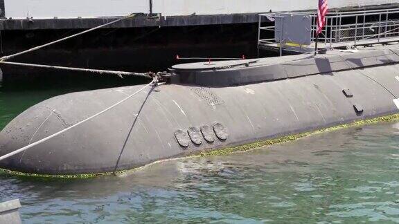 潜艇停泊在海湾