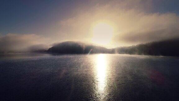 晨雾上山湖日出照