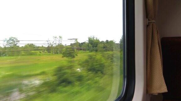 从火车窗口看到的泰国乡村景色