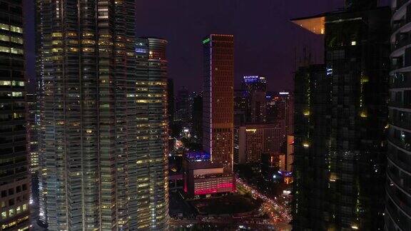 夜景:吉隆坡市中心著名塔楼立面4k马来西亚航拍全景