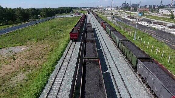 超高清4K带车厢货运列车和带煤站货运列车鸟瞰图