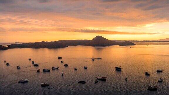 在美丽的印尼科莫多国家公园的帕达尔岛游览船的延时日出景象