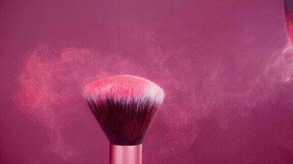 化妆刷与粉红粉底爆炸超慢动作
