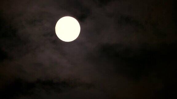 满月在多云的夜空时光流逝