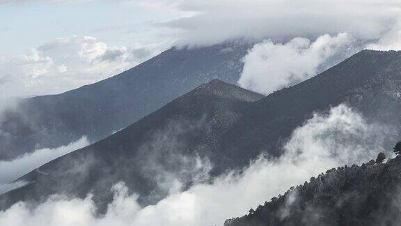 延时拍摄山上的雾和云