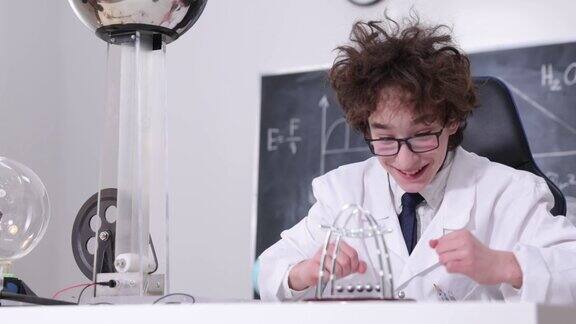 一个男生在物理课上做实验年轻的学生在教室里做物理实验