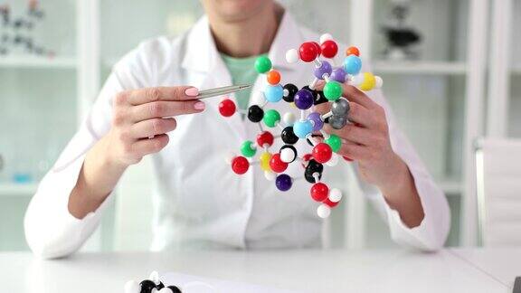 女科学家手里拿着分子化合物模型