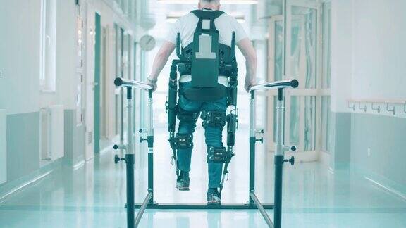 医院大厅里有个穿着外骨骼走路的人