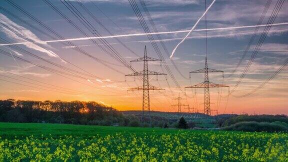 吊车拍摄的电力塔在野外的天空在日落