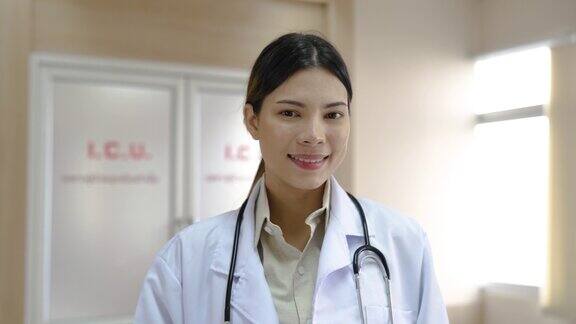 年轻的亚洲女医生自信地对着镜头微笑