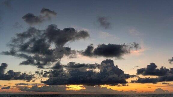 泰国普吉岛美丽的日出或日落热带海洋