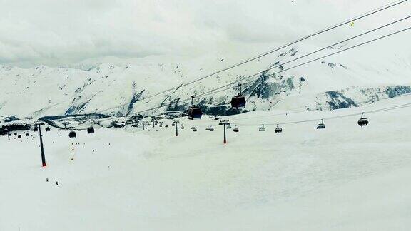 雪山中的缆车小屋山上的滑雪缆车