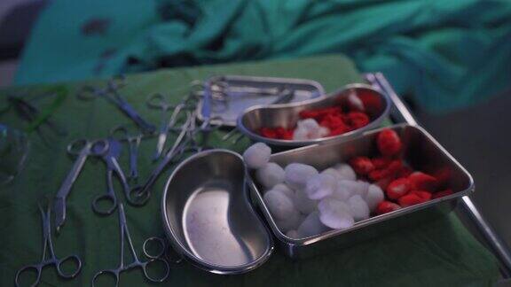手术室里的手术器械