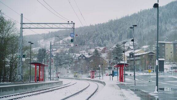 雪地里的火车站
