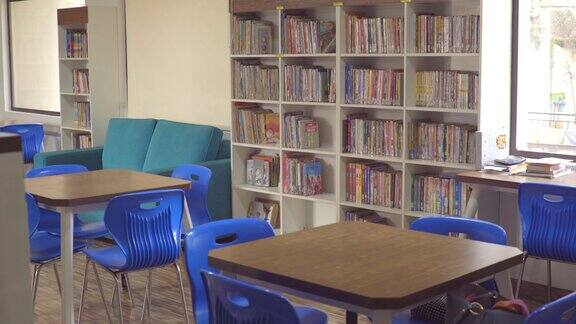 学校图书馆空桌椅