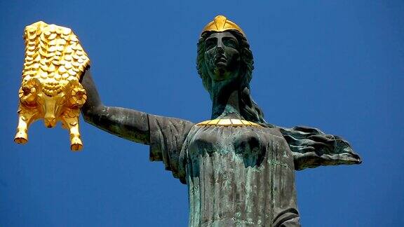 雄伟的美狄亚雕像手里拿着金羊毛在巴统观光