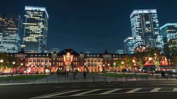 4K延时拍摄:右平移:行人旅游人群行走和东京火车站附近市中心的汽车交通的夜景高峰时间