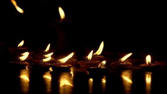 蜡烛在宗教仪式中燃烧