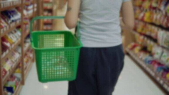 亚洲女人在超市购物