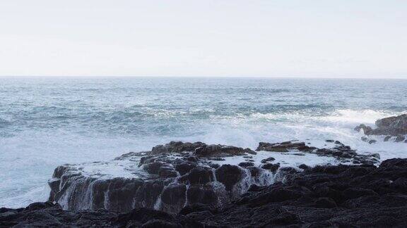 SLOMO海浪撞击岩石露头