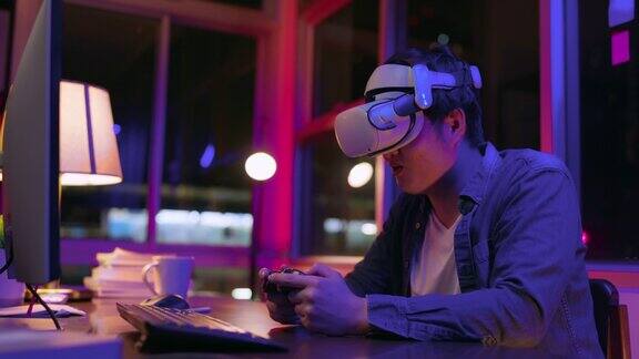 虚拟世界会议技术富有创意的亚洲成年男性工程师编程晚上戴着vr头戴设备在家庭工作室使用虚拟增强现实3d模型