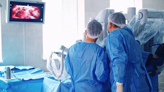 现代外科手术系统医疗机器人团队外科医生在手术室工作