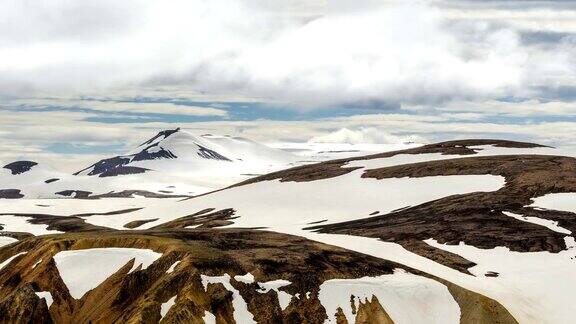 在Landmannalaugar云移动在冰岛的雪虹山上时间流逝锅