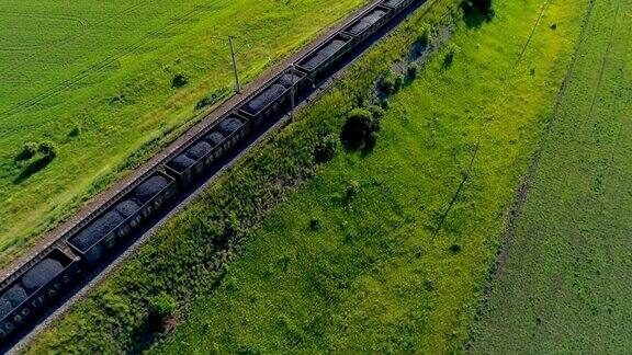 运送煤炭的铁路货运上面有许多集装箱的货运列车