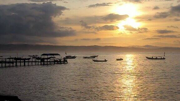 在Pangandaran海滩港口拍摄的日出画面