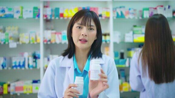 女药剂师在药品柜台对着摄像机说话