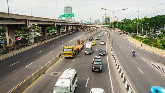 高速公路上交通堵塞高峰时段繁忙的交通在高速公路上行驶