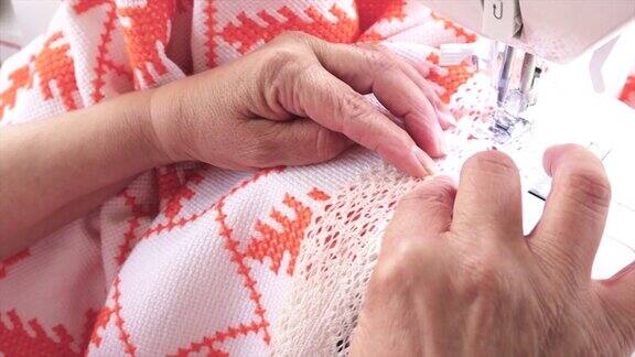 缝纫女工在缝纫机上缝纫的妇女缝纫爱好家居装饰