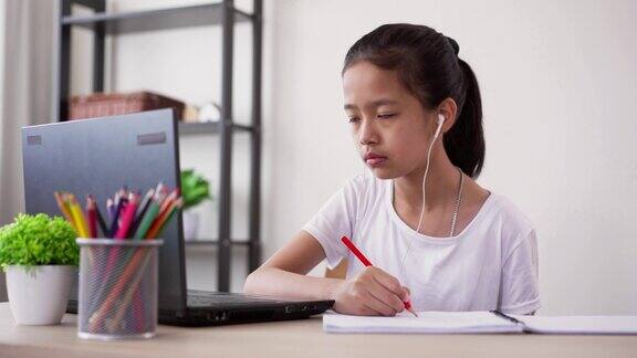 有近视问题的女孩在家里用笔记本电脑上网学习看得又清楚又近