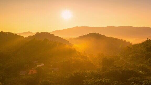 太阳照在山谷上方的雾气上