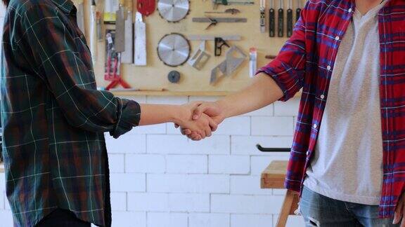 木匠男女一起握手做木工工程