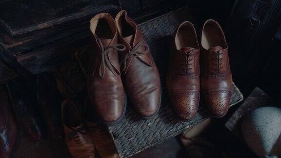 鞋匠工坊里的旧皮鞋
